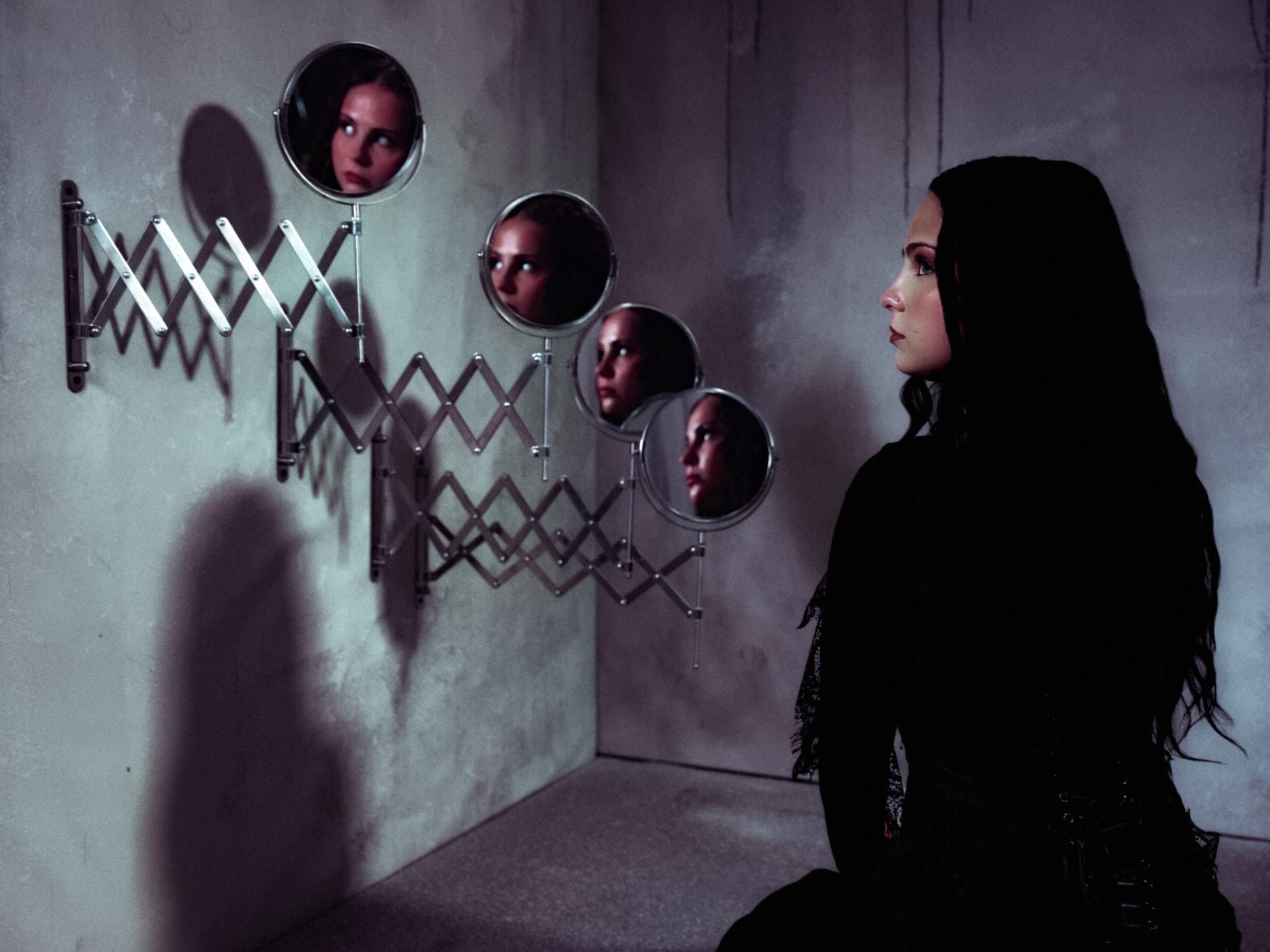 Sabyna facing a sequence of circular mirrors
